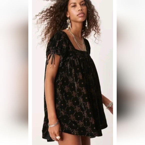 We The Free Dresses & Skirts - Free People We the Free Summer Camp Velvet Tunic Mini Dress Size L Black Floral